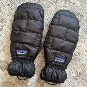 NWOT Patagonia women’s nano puff mittens, black, size M